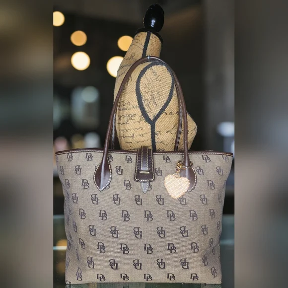 Classic & Vintage Dooney & Bourke Signature Collection Bag W/Bling Heart Charm - Picture 11 of 16